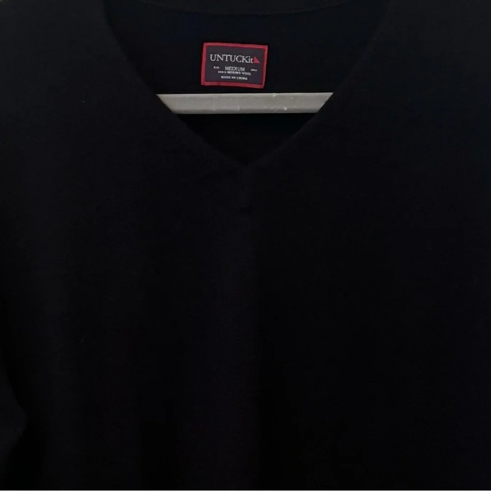 UNTUCKit  Sweater Men's Medium 100% Merino Wool Navy V Neck Long Sleeve Pullover